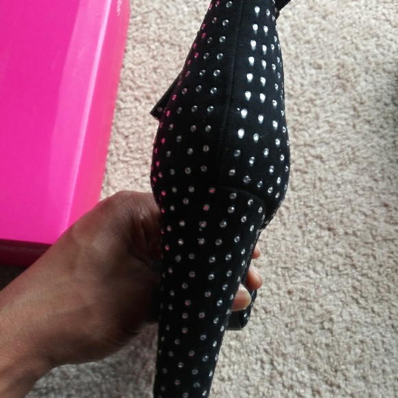 Zana Pump - Picture 2 of 2